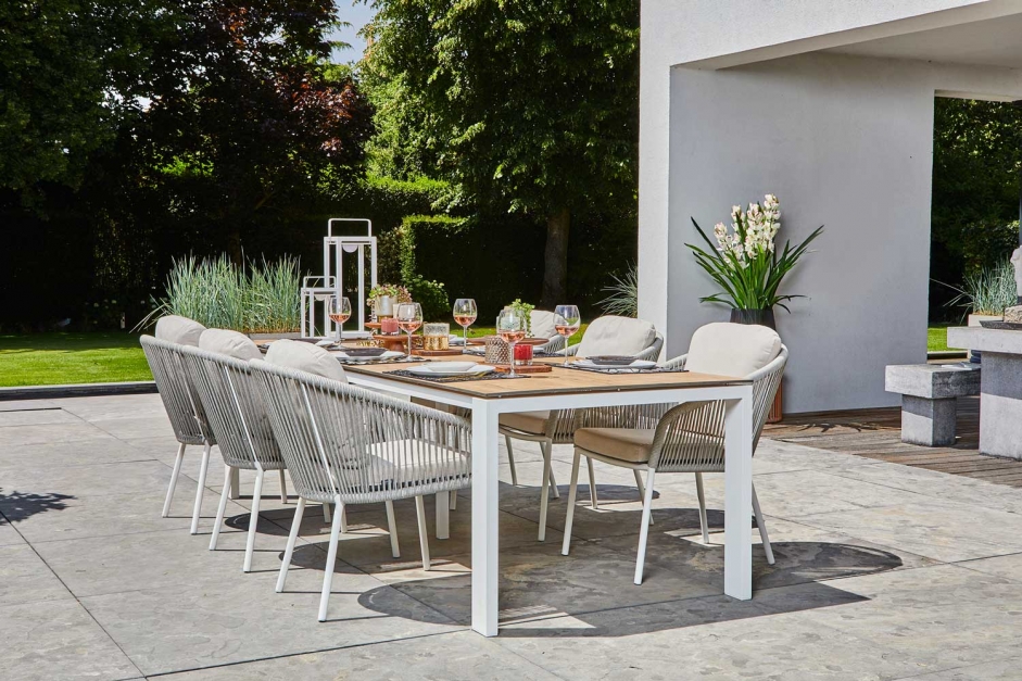 Tuinstoel Nappa van SUNS is perfect voor een uitgebreide buitenlunch of buitendiner.