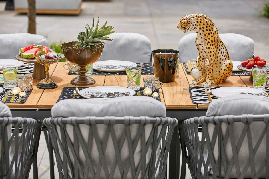 Tuinstoel Nappa van SUNS is perfect voor een uitgebreide buitenlunch of buitendiner.