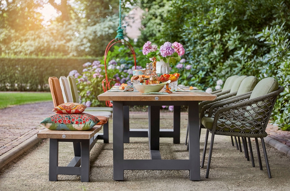 Tuinstoel Nappa van SUNS is perfect voor een uitgebreide buitenlunch of buitendiner.
