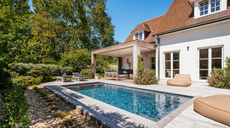 Inspiratietuin met zwembad in Nieuwpoort, perfect voor vakantie in eigen tuin.