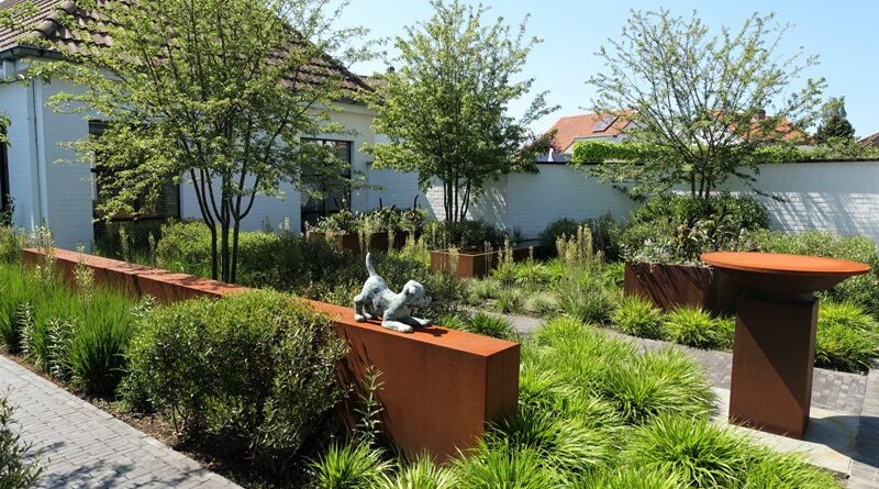 Tuininspiratie: speelse tuin met veel groen en kleurrijke borders.