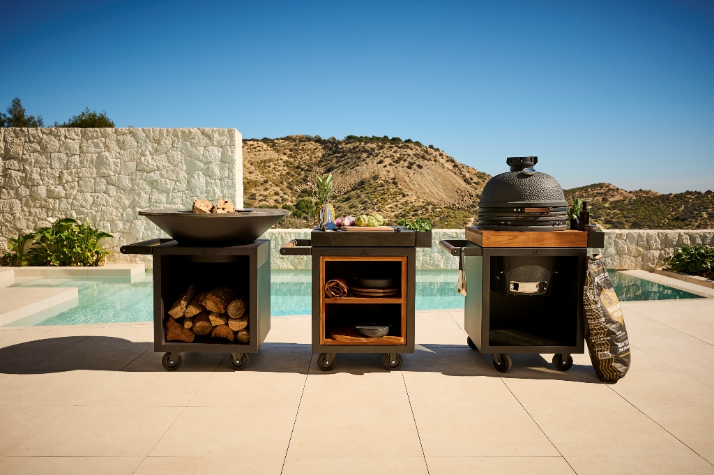 Chic Gardens magazine: inspiratie voor buitenkoken in eigen tuin: kooktoestellen (tafelgrill, barbecue, ...) en buitenkeukens van OFYR.