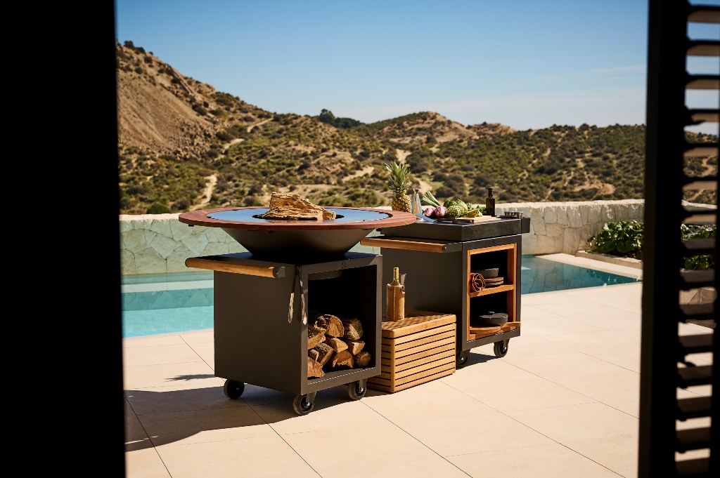 Chic Gardens magazine: inspiratie voor buitenkoken in eigen tuin: kooktoestellen (tafelgrill, barbecue, ...) en buitenkeukens van OFYR.