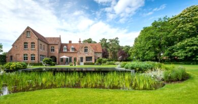 Landelijke tuin bij klassieke villa door Tuinen Joos