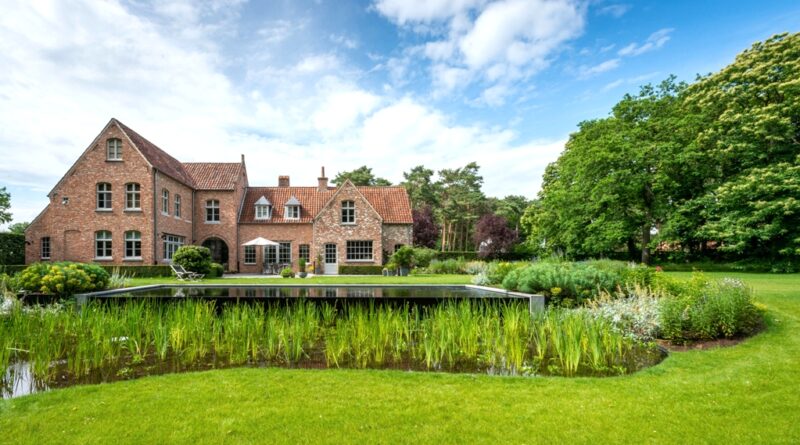 Landelijke tuin bij klassieke villa door Tuinen Joos