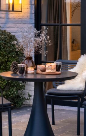 Wintersfeer op je terras met de cosy wintermeubelen en tuinverlichting van Exterioo.