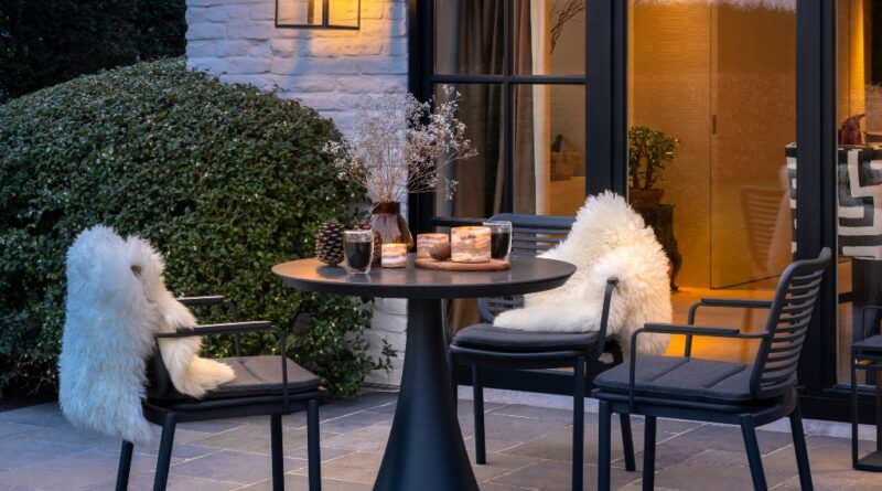 Wintersfeer op je terras met de cosy wintermeubelen en tuinverlichting van Exterioo.