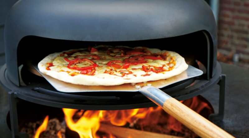 De OFYR Pizza Oven transformeert uw kooktoestel in een multifunctionele, houtgestookte oven.