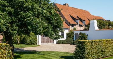 Binnentuin bij landelijke hoeve door Bart Monbaliu