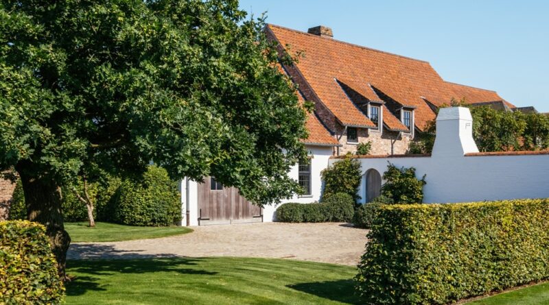 Binnentuin bij landelijke hoeve door Bart Monbaliu