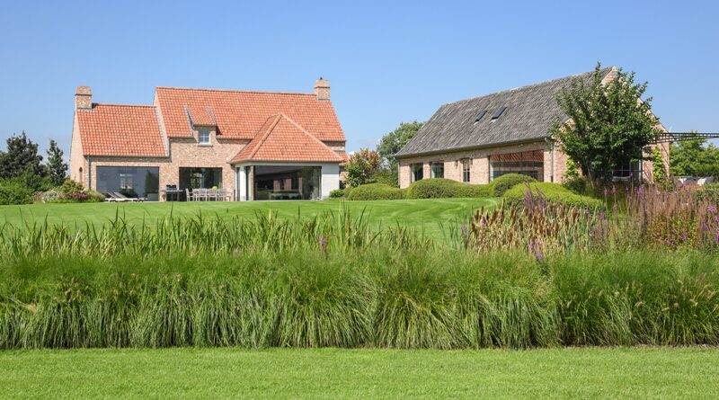 Landelijke tuin met rijke inheemse beplanting en een grote vijver door tuin- en landschapsarchitect Lieven Vereecke.