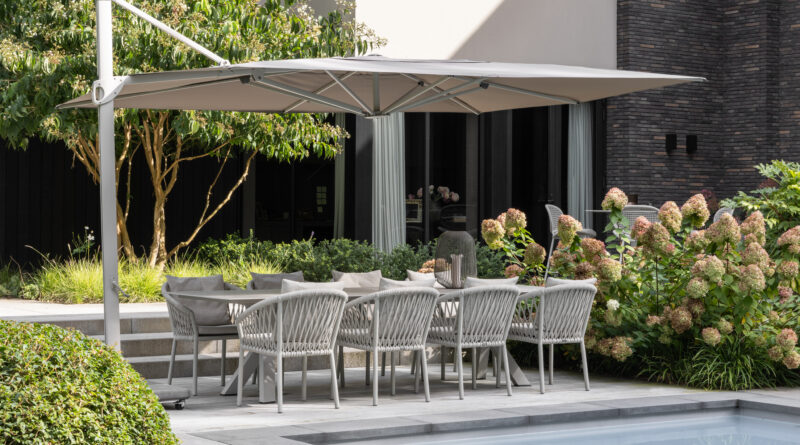 Met de juiste parasol moet je niet meer binnen blijven op hete dagen. Met het juiste design is een parasol een statement piece in je tuin. Wij stellen graag enkele leuke modellen aan je voor.