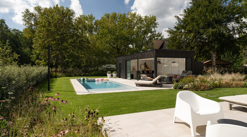 Tuinproject gerealiseerd door Buitenburo: in deze tuin met zwembad en poolhouse is het puur genieten.