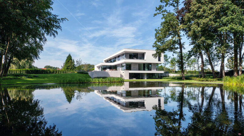 Joos Tuinarchitectuur uit Bonheiden is thuis in alle stijlen en weet altijd de wensen van architect en bouwheer in vervulling te laten gaan. Sublieme synergie van wonen en buitenleven. Elke tuin is een openluchtgebeuren dat van A tot Z hoogstaand wordt afgewerkt, om zo te komen tot optimale beleving.