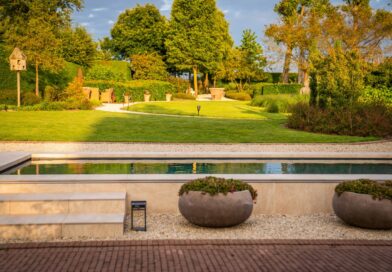 Willy Reynders nam zowat de hele tuin onder handen: niveauverschillen, trappen, verhardingen, tegelwerken, beregeningswerken, muurtjes uit kleiklinkers, beplantingen en tenslotte een zwembad.
