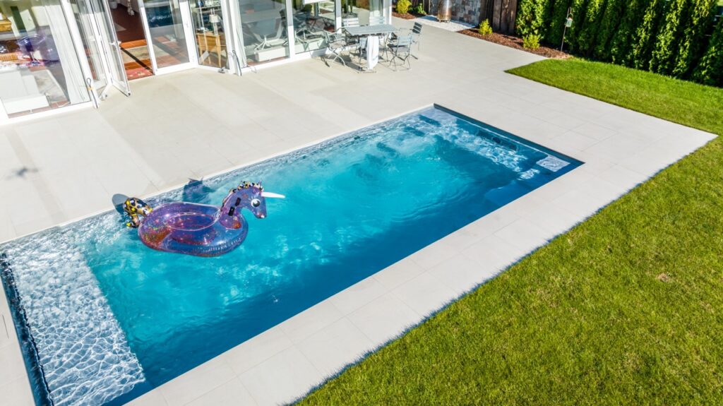 Naast de HydroStar, die speciaal is ontwikkeld voor inbouw in nieuwe zwembaden, biedt BINDER ook een turbinezweminstallatie als retrofitsysteem, voor inbouw in bestaande baden.