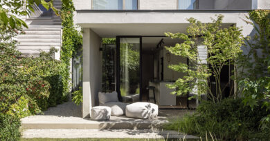 Deze stadstuin biedt een verrassende groene oase van rust in het authentieke centrum van Knokke. Landschapsarchitect Thibaut Callens toverde de tuin om tot een weelderige leefruimte die naadloos aansluit bij de vernieuwde woning.