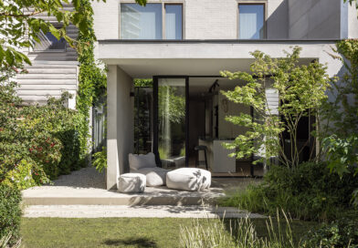 Deze stadstuin biedt een verrassende groene oase van rust in het authentieke centrum van Knokke. Landschapsarchitect Thibaut Callens toverde de tuin om tot een weelderige leefruimte die naadloos aansluit bij de vernieuwde woning.