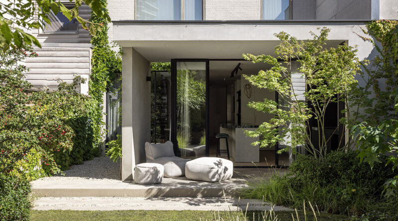 Deze stadstuin biedt een verrassende groene oase van rust in het authentieke centrum van Knokke. Landschapsarchitect Thibaut Callens toverde de tuin om tot een weelderige leefruimte die naadloos aansluit bij de vernieuwde woning.