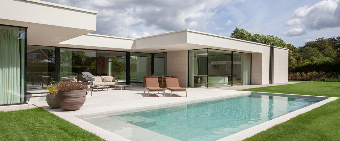 Binnen zitten met een buitengevoel. Buiten zijn en toch in contact blijven met je woonst. Een staaltje woonharmonie dat tot stand kwam in een mooie samenwerking tussen Tuinen Joos en Schellen Architecten. Tuinontwerp en architectuur vloeien in dit project perfect in elkaar over. Door vanaf de ontwerpfase de visie op de tuin te integreren, ontstond een perfecte balans tussen de woning en haar natuurlijke omgeving.