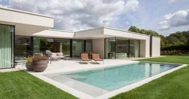 Binnen zitten met een buitengevoel. Buiten zijn en toch in contact blijven met je woonst. Een staaltje woonharmonie dat tot stand kwam in een mooie samenwerking tussen Tuinen Joos en Schellen Architecten. Tuinontwerp en architectuur vloeien in dit project perfect in elkaar over. Door vanaf de ontwerpfase de visie op de tuin te integreren, ontstond een perfecte balans tussen de woning en haar natuurlijke omgeving.