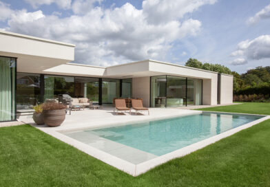 Binnen zitten met een buitengevoel. Buiten zijn en toch in contact blijven met je woonst. Een staaltje woonharmonie dat tot stand kwam in een mooie samenwerking tussen Tuinen Joos en Schellen Architecten. Tuinontwerp en architectuur vloeien in dit project perfect in elkaar over. Door vanaf de ontwerpfase de visie op de tuin te integreren, ontstond een perfecte balans tussen de woning en haar natuurlijke omgeving.