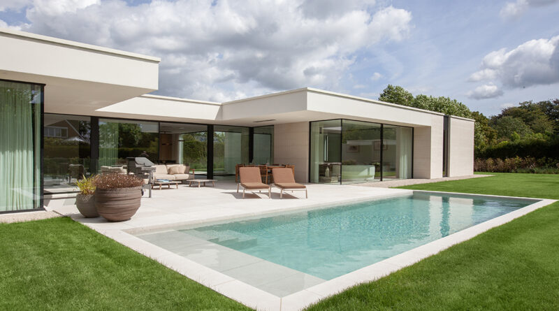 Binnen zitten met een buitengevoel. Buiten zijn en toch in contact blijven met je woonst. Een staaltje woonharmonie dat tot stand kwam in een mooie samenwerking tussen Tuinen Joos en Schellen Architecten. Tuinontwerp en architectuur vloeien in dit project perfect in elkaar over. Door vanaf de ontwerpfase de visie op de tuin te integreren, ontstond een perfecte balans tussen de woning en haar natuurlijke omgeving.