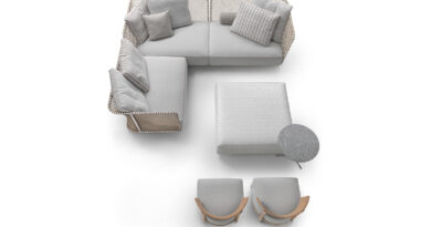 Uniek aan de nieuwe sofa Oasis van Flexform is de gevlochten rugleuning van koord en metaal. Het gepoedercoate epoxy-frame in dit ontwerp van Antonio Citterio is met de hand geweven met polypropyleen of rubberen koorden, wat een elegant mand-effect creëert.