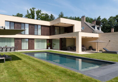 Een zwembad kies je niet elke dag. Het is een investering in levenskwaliteit, comfort en stijl. Bij LPW Pools weten ze dat als geen ander. Hun zwembaden onderscheiden zich door hun naadloze afwerking: elk bad wordt vervaardigd uit één stuk, een zogenaamd monoblok zwembad. Geen voegen of naden, enkel een glad, esthetisch oppervlak dat niet alleen mooi oogt, maar ook uitzonderlijk makkelijk te onderhouden is.