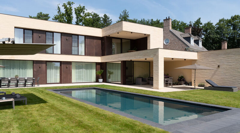 Een zwembad kies je niet elke dag. Het is een investering in levenskwaliteit, comfort en stijl. Bij LPW Pools weten ze dat als geen ander. Hun zwembaden onderscheiden zich door hun naadloze afwerking: elk bad wordt vervaardigd uit één stuk, een zogenaamd monoblok zwembad. Geen voegen of naden, enkel een glad, esthetisch oppervlak dat niet alleen mooi oogt, maar ook uitzonderlijk makkelijk te onderhouden is.