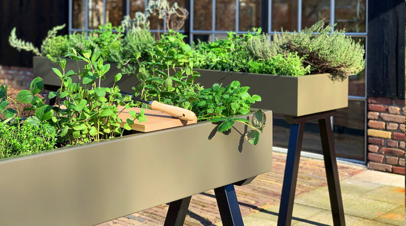 Het Nederlandse designmerk Weltevree komt met een werktafel voor liefhebbers met groene vingers die hun rug willen sparen. Deze Gardenworks is een groentafel op praktische hoogte die ruim plaats biedt aan al je favorieten.