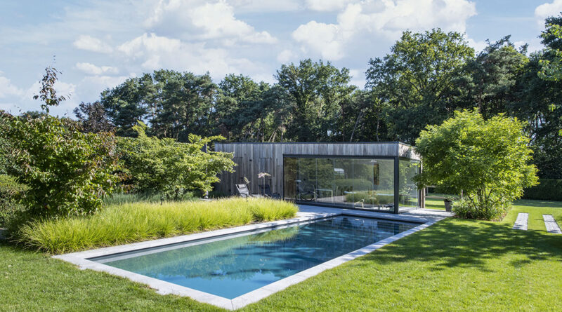 Wanneer de verhoudingen kloppen en de lijnvoering juist zit - kortom de ganse setting -, is het resultaat een tuin die rust uitstraalt. In deze groene tuin is over elk element nagedacht, met in het achterhoofd ‘less is more’. Zwembad, bijgebouw, kunstwerken en beplantingen vormen samen een harmonieuze compositie.