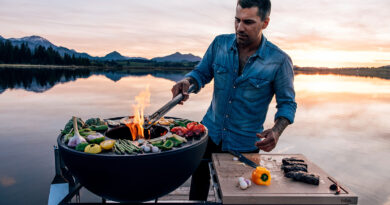 Met de nieuwe Fire Kitchen presenteert höfats een mobiele buitenkeuken met vuurschaalhouder. Het massieve werkblad op comfortabele werkhoogte en veilige afstand van de vlammen, is van gestoomd beukenhout met sapgleuf. De optionele roestvrijstalen gastronormbakken zijn ideaal voor ingrediënten en accessoires.