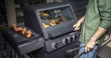 Het Heatspire-brandersysteem vormt het krachtige hart van de nieuwe gasgrillserie ALLFLAME van RÖSLE. Dit innovatieve systeem zorgt niet alleen voor hogere temperaturen op het rooster, maar verlaagt ook het gasverbruik. Dat betekent minder kosten en meer duurzaamheid met perfecte grillresultaten.