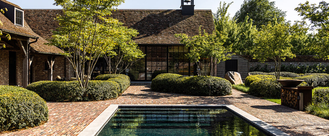 Deze rustgevende tuin is een waar wellnessparadijs, gerealiseerd door tuinarchitect Filip Van Damme.