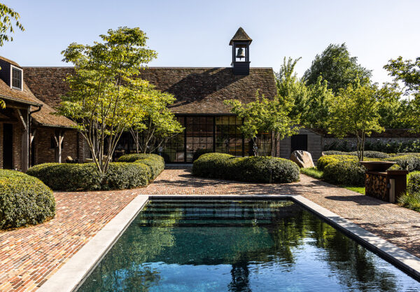 Deze rustgevende tuin is een waar wellnessparadijs, gerealiseerd door tuinarchitect Filip Van Damme.