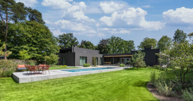 Willy Reynders Tuinarchitectuur nam de uitdaging aan om deze 'garden of two halves' te creëren. Het resultaat: een Japandi-tuin die zich, net als de seizoenen, telkens opnieuw openbaart.