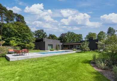 Willy Reynders Tuinarchitectuur nam de uitdaging aan om deze 'garden of two halves' te creëren. Het resultaat: een Japandi-tuin die zich, net als de seizoenen, telkens opnieuw openbaart.