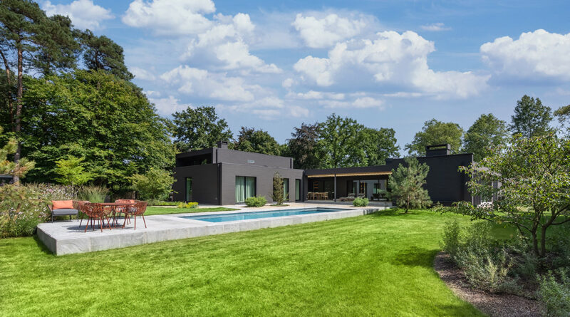 Willy Reynders Tuinarchitectuur nam de uitdaging aan om deze 'garden of two halves' te creëren. Het resultaat: een Japandi-tuin die zich, net als de seizoenen, telkens opnieuw openbaart.