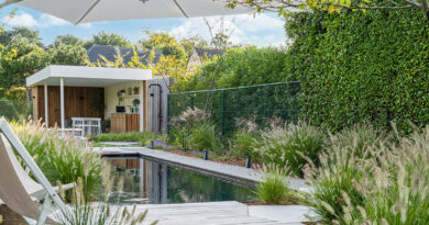 In Mechelen lag, midden in een lange, smalle stadstuin, een zwembad dat zijn beste tijd had gehad. De eigenaars zagen het liever als startpunt dan als obstakel. Hun wens: een buitenruimte die voelde als een verlengde van hun woning. Een plek om te leven, te eten en te ontspannen.