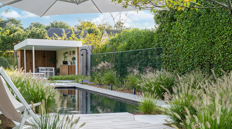 In Mechelen lag, midden in een lange, smalle stadstuin, een zwembad dat zijn beste tijd had gehad. De eigenaars zagen het liever als startpunt dan als obstakel. Hun wens: een buitenruimte die voelde als een verlengde van hun woning. Een plek om te leven, te eten en te ontspannen.