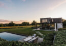 Wonen op een heuveltop, met een groen uitzicht zo ver als het oog reikt, wie wil dat niet? Voor de eigenaars van deze verbouwde woning werd die droom werkelijkheid. Een tuin die het glooiende landschap alle eer aandoet, maakt het plaatje compleet.