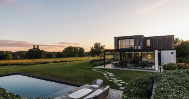Wonen op een heuveltop, met een groen uitzicht zo ver als het oog reikt, wie wil dat niet? Voor de eigenaars van deze verbouwde woning werd die droom werkelijkheid. Een tuin die het glooiende landschap alle eer aandoet, maakt het plaatje compleet.