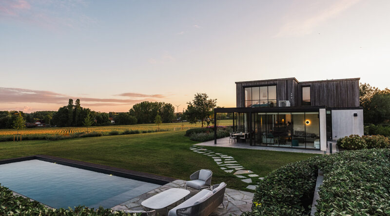 Wonen op een heuveltop, met een groen uitzicht zo ver als het oog reikt, wie wil dat niet? Voor de eigenaars van deze verbouwde woning werd die droom werkelijkheid. Een tuin die het glooiende landschap alle eer aandoet, maakt het plaatje compleet.