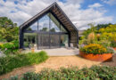 Voor tuinarchitect Jeamie Hendrickx zijn monotone tuinen met voorspelbare beplanting geen optie. “Elke tuin vertelt een verhaal. Het is een plek waar rust, schoonheid en functionaliteit samenkomen. Geen project is hetzelfde, want elke tuin groeit vanuit een unieke visie, een gevoel, een droom.”