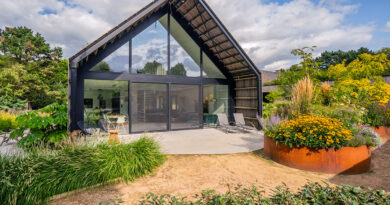 Voor tuinarchitect Jeamie Hendrickx zijn monotone tuinen met voorspelbare beplanting geen optie. “Elke tuin vertelt een verhaal. Het is een plek waar rust, schoonheid en functionaliteit samenkomen. Geen project is hetzelfde, want elke tuin groeit vanuit een unieke visie, een gevoel, een droom.”