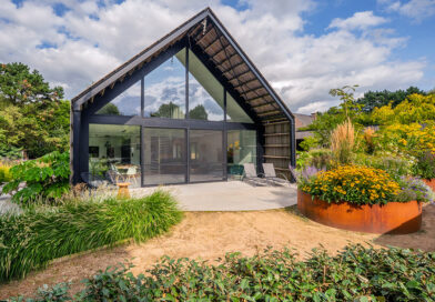 Voor tuinarchitect Jeamie Hendrickx zijn monotone tuinen met voorspelbare beplanting geen optie. “Elke tuin vertelt een verhaal. Het is een plek waar rust, schoonheid en functionaliteit samenkomen. Geen project is hetzelfde, want elke tuin groeit vanuit een unieke visie, een gevoel, een droom.”
