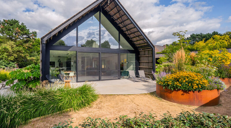 Voor tuinarchitect Jeamie Hendrickx zijn monotone tuinen met voorspelbare beplanting geen optie. “Elke tuin vertelt een verhaal. Het is een plek waar rust, schoonheid en functionaliteit samenkomen. Geen project is hetzelfde, want elke tuin groeit vanuit een unieke visie, een gevoel, een droom.”