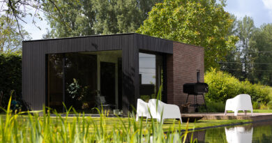 Tuinarchitect Dominic Christiaens van Otium wilde voor dit tuinontwerp zo weinig mogelijk in het landschap ingrijpen. Logisch, als dat resulteert in zo’n mooi uitzicht op de Vlaamse Ardennen. En al helemaal als je daar optimaal van kunt genieten vanuit je eigen zwemvijver en bijbehorend paviljoen.