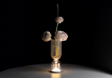 Bij Lyxo spotten we deze asymmetrische zandloper Alba. Hij doet dienst als vaas of cache-pot en is evenzeer een mooie lamp op tafel.